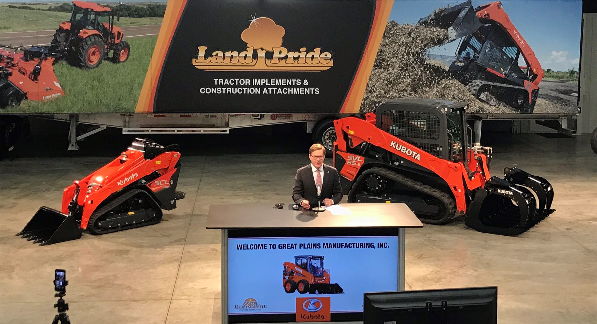 Governor Laura Kelly Applauds Great Plains Manufacturing Salina Expansion